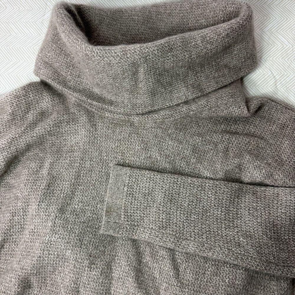 Saks Fifth Avenue Women's Medium Tan Turtleneck Neck 100% Cashmere‎ Sweater